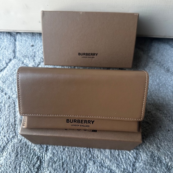Brand New BURBERRY BE 4197 30018G - Black Plastic Square Sunglasses . main image 5
